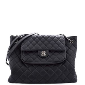 CHANEL Black Quilted lambskin Shoulder Bag